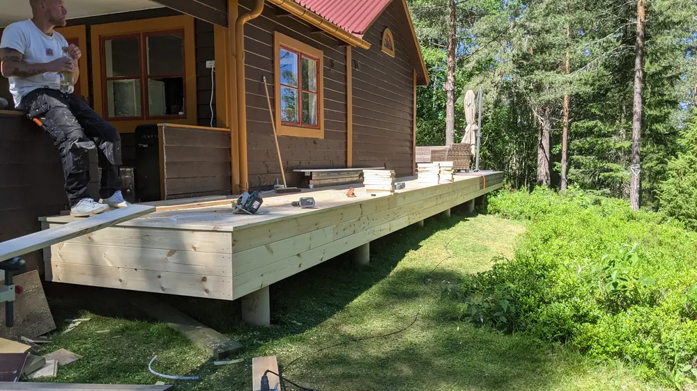 Byggprojekt med altan och mindre byggnad