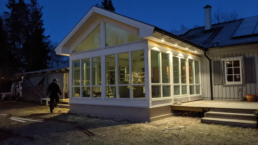 Färdig tillbyggnad med stora glaspartier